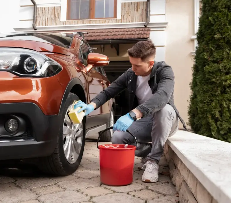 Lavage auto à domicile Saint-Thibault-des-Vignes : professionnel intervenant sur un véhicule